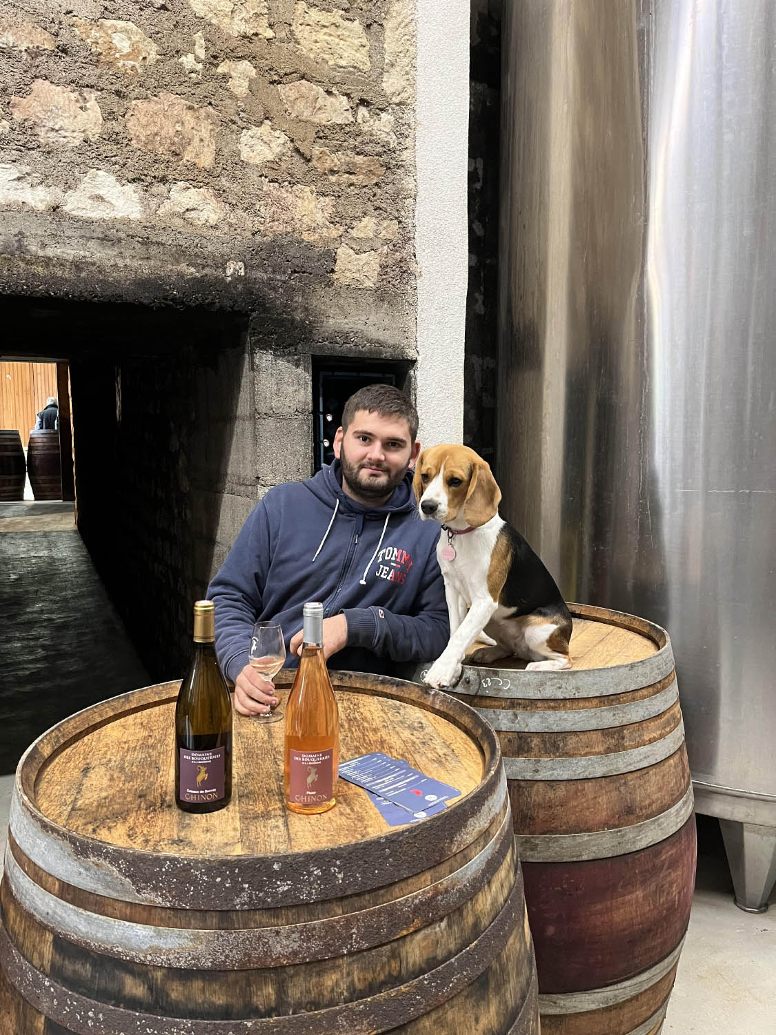Pablo et Alba, vigneron et directeur du domaine des Bouquerries et Alba la chienne et mascotte du domaine